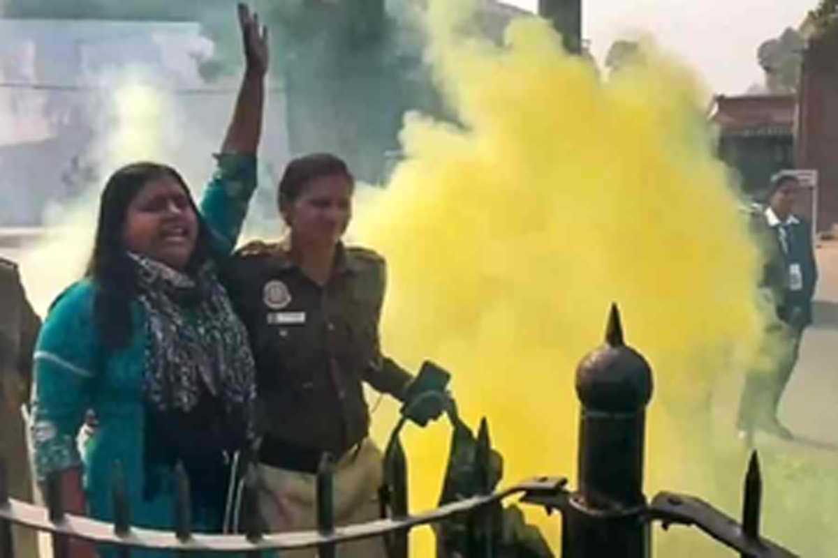 संसद की सुरक्षा में सेंधमारी : दिल्ली पुलिस ने आरोपी नीलम आज़ाद की एफआईआर की कॉपी की मांग वाली अर्जी का विरोध किया संसद की सुरक्षा में सेंधमारी : दिल्ली पुलिस ने आरोपी नीलम आज़ाद की एफआईआर की कॉपी की मांग वाली अर्जी का विरोध किया